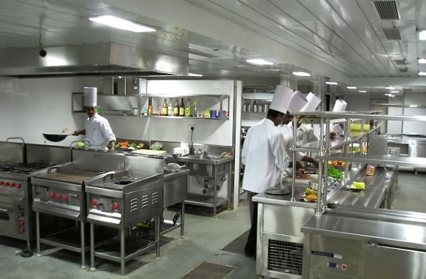 Dịch vụ kiểm soát côn trùng trong quán ăn, nhà hàng 2 danh gia uu nhuoc diem cua he thong bep gas va bep dien cong nghiep 611x400 1